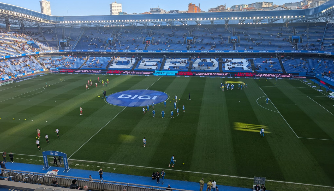 Los dos equipos, Dépor y Córdoba, calientan en el verde de Riazor