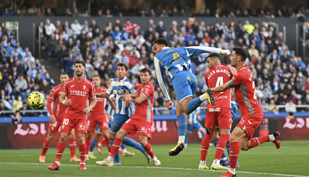 Noubi cabecea el balón en la jugada del gol ante el Córdoba