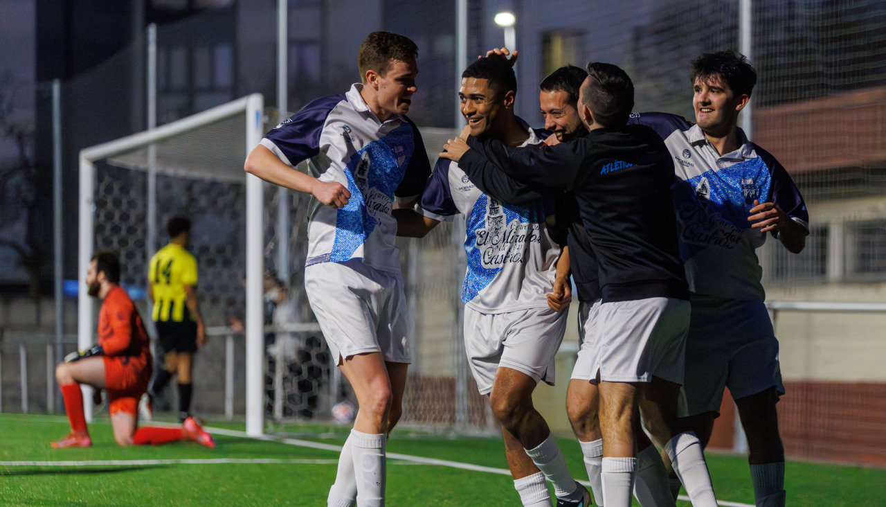 Ernesto Ropa recibe la felicitación de sus compañeros tras marcar un gol