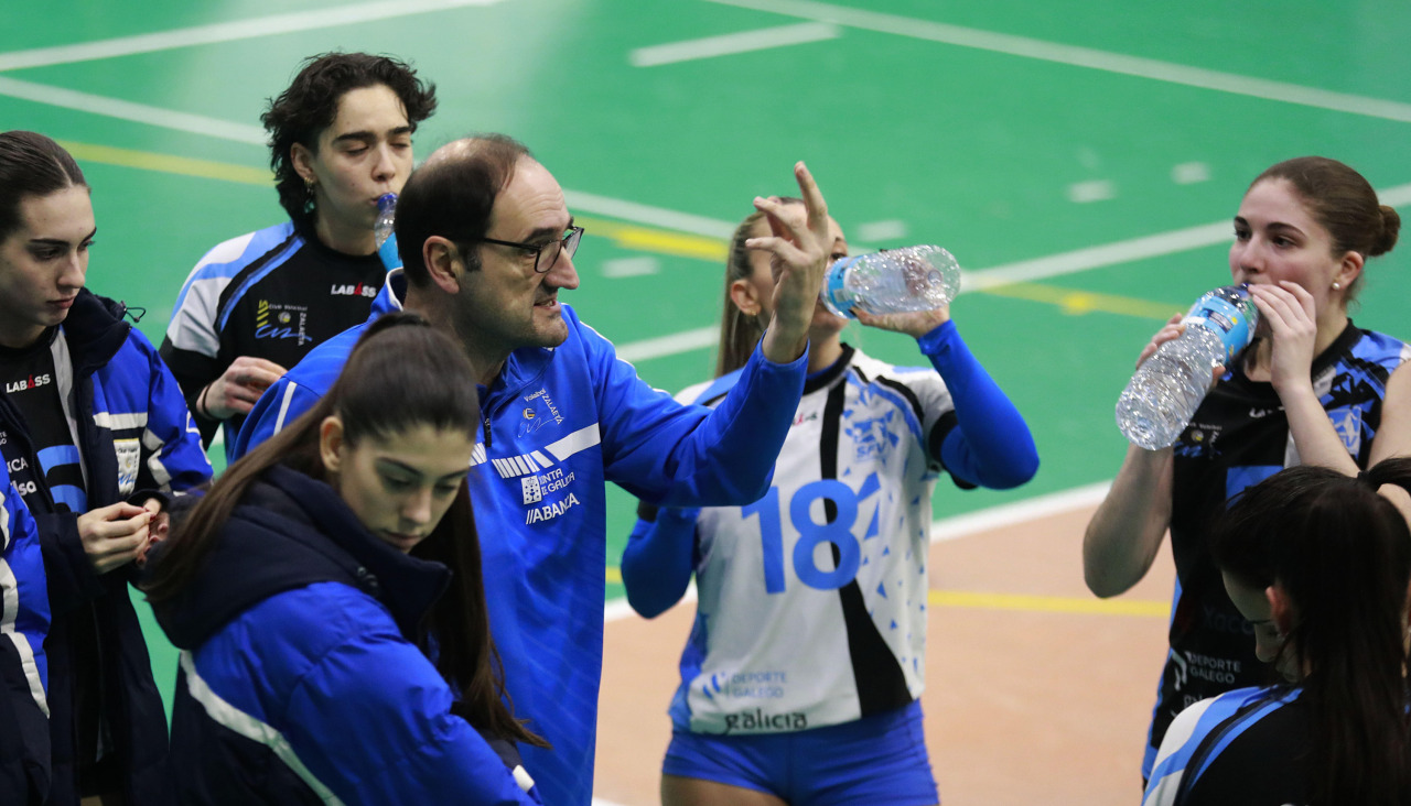 Jorge Barrero da instrucciones a sus jugadoras durante el partido ante Chamberí