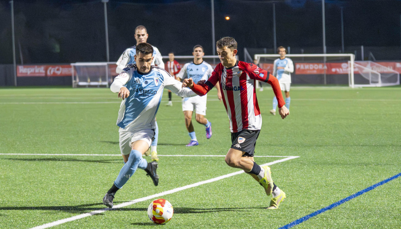 Jota pelea un balón con Jorge Valín en el partido de la primera vuelta