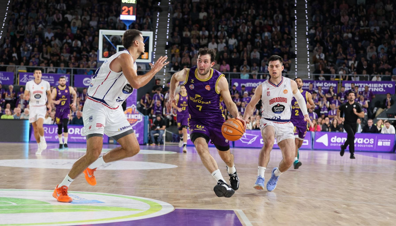 Xabi Oroz encara a Brito en el Palencia-Obradoiro de la primera vuelta