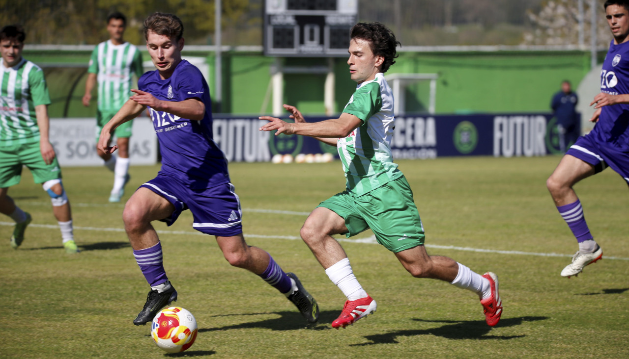 Carreira trata de robar un balón ante el Somozas