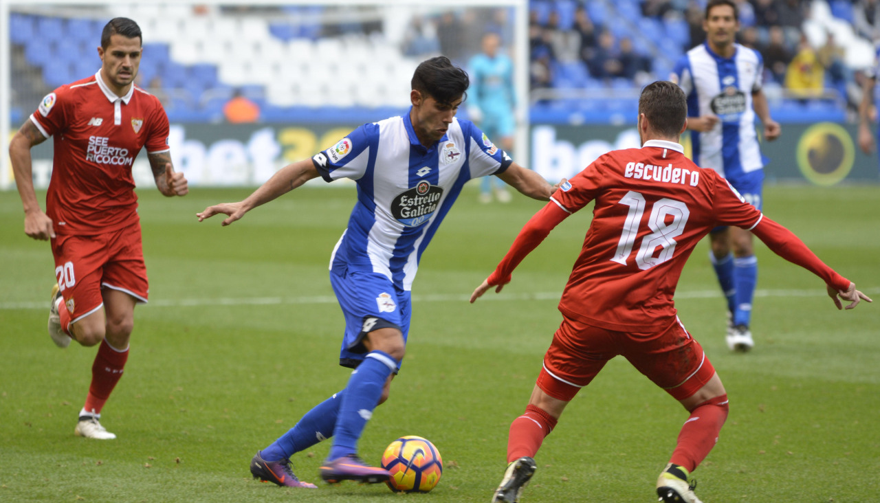 Juanfran Moreno encara a Escudero durante el Deportivo-Sevilla de la temporada 2016-17Temporada 2016-2017Deportivo - Sevilla: 2-3
