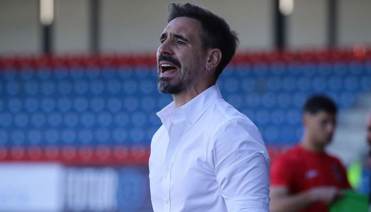Borja Fernández, en la banda, durante el duelo en O Couto entre la UD Ourense y el Sámano