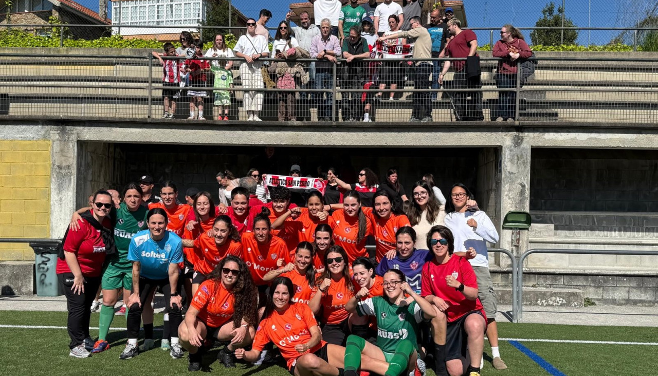 La plantilla del Atlético San Pedro celebra con varios aficionados el pase a la final de la Copa de A Coruña