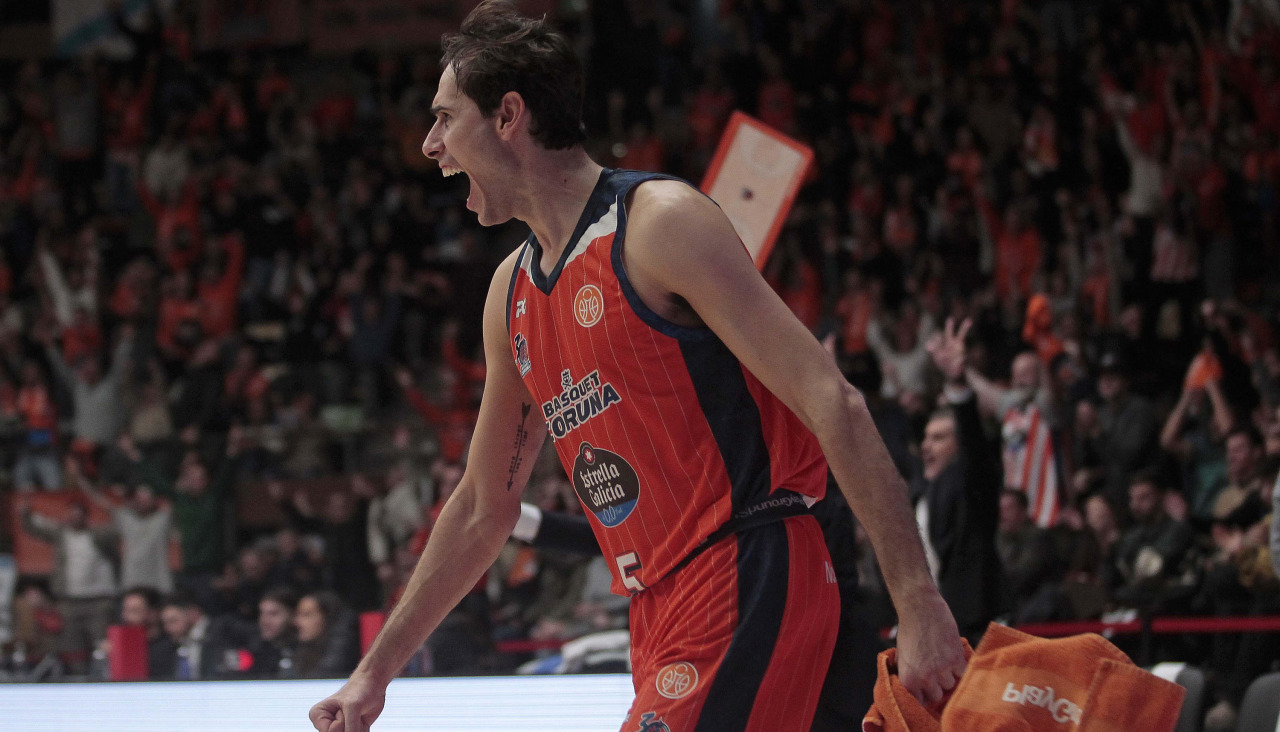 Guillem Jou celebra una canasta contra Palma