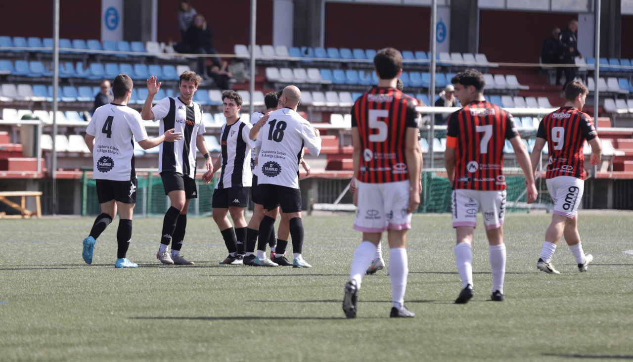 Los jugadores del Victoria celebran el gol de Cayetano contra el Lalín