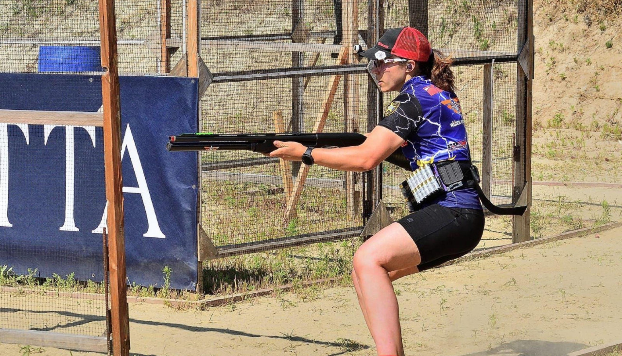 Airi Rodríguez durante una competición de escopeta