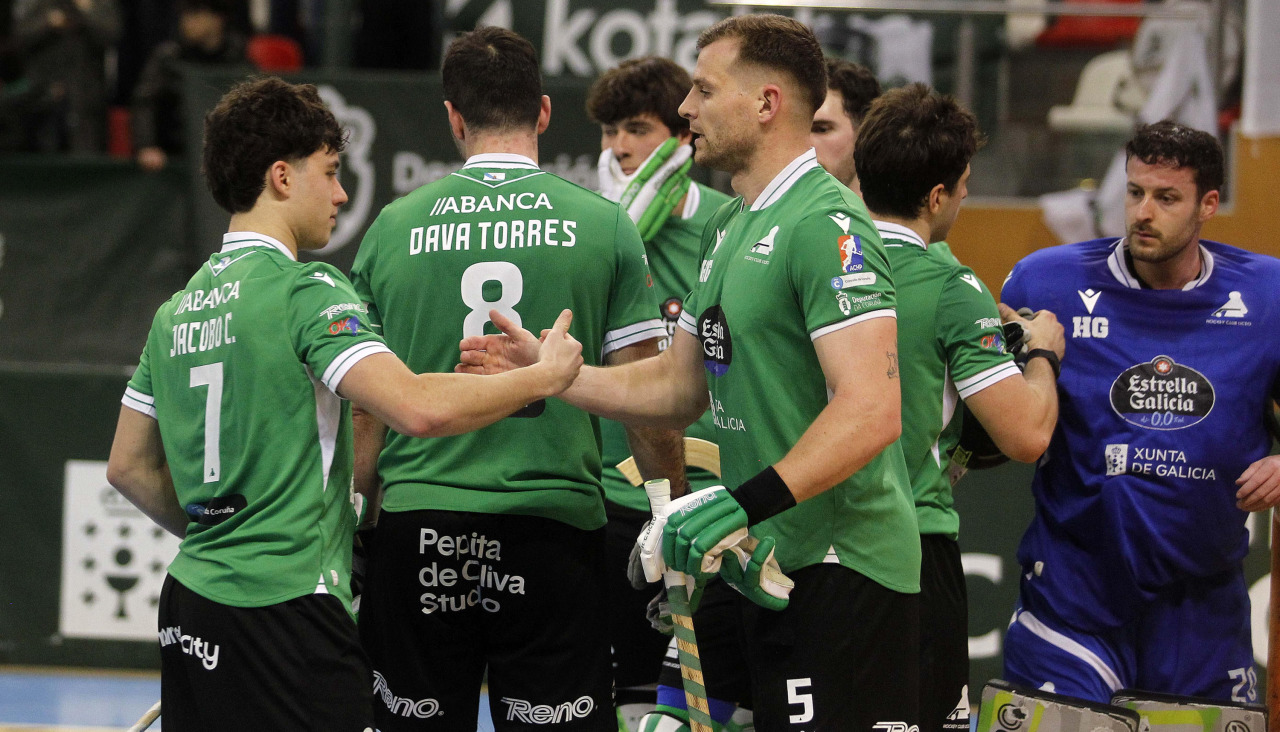Saludo entre Jacobo Copa y César Carballeira antes de un partido