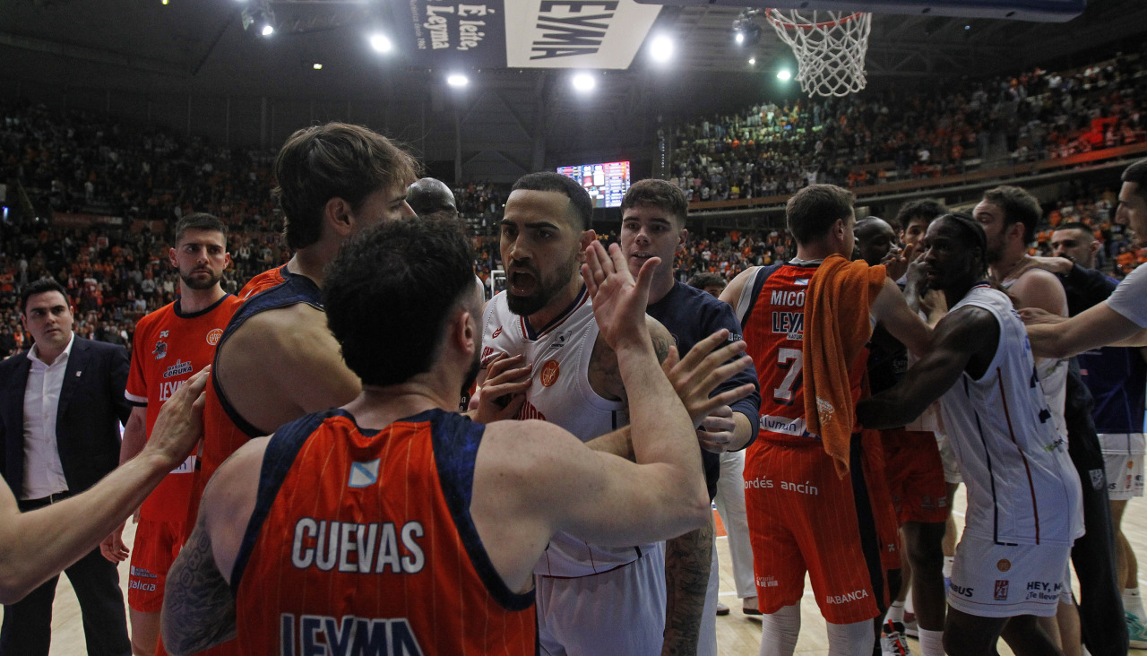 Jugadores del Básquet Coruña y del Obradoiro se enzarzaron en una pelea al final del derbi