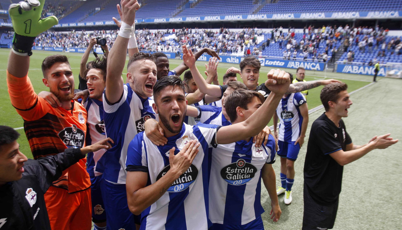 Los jugadores fabrilistas celebran el hasta ayer último ascenso del filial deportivista a la tercera categoría nacional, tras batir al Cacereño (2-0) el 28 de mayo de 2017 en Riazor