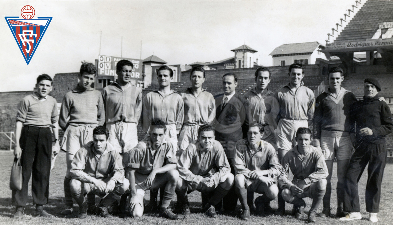 Equipo del Fabril en 1953 en un partido en Riazor