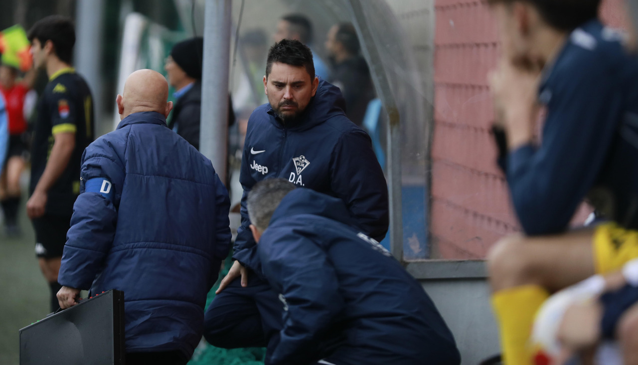 Diego Armando, entrenador del Silva, durante un partido de esta temporada