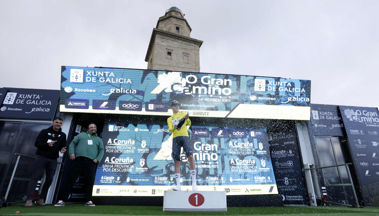 Tarling, en el podio de O Gran Camino 2024 con al Torre de Hércules detrás