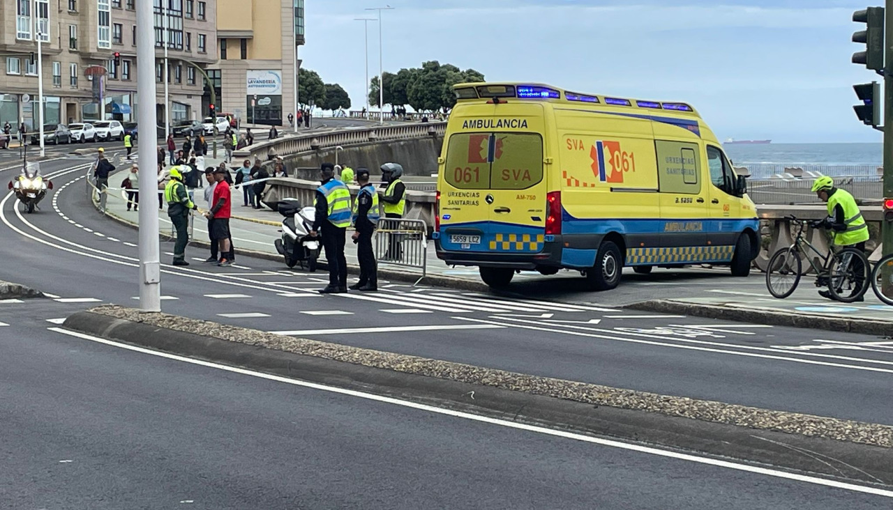 Ambulancia en el paseo marítimo durante la prueba de O Gran Camiño