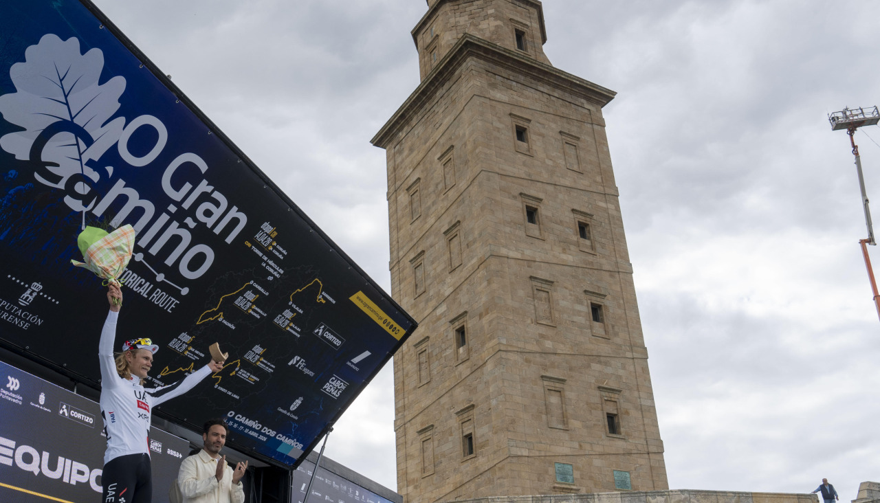 Julius Johansen, ganador de la primera etapa de O Gran Camiño, en el podio ante la Torre de Hércules