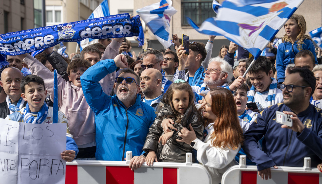 La afición del Deportivo durante un recibimiento al primer equipo masculino esta temporada