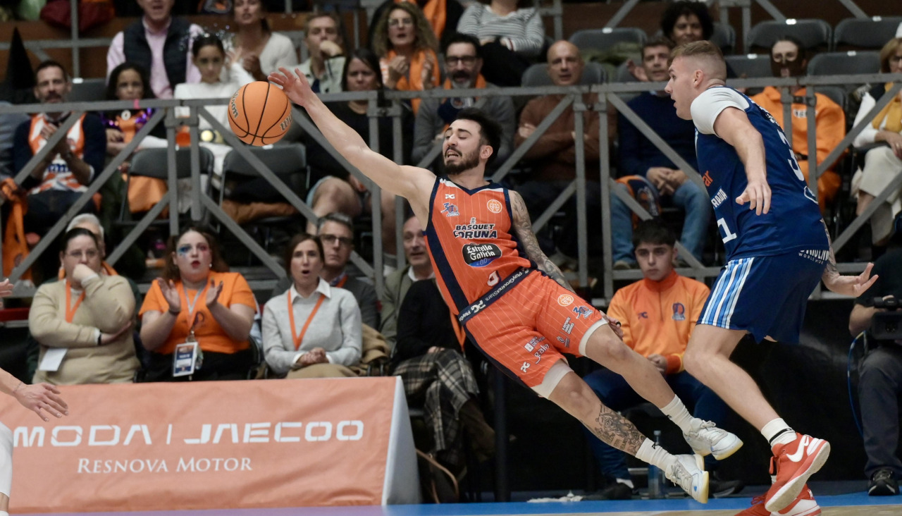 Dídac Cuevas se lanza al suelo para intentar salvar un balón durante el duelo contra Fuenlabrada en el Coliseum