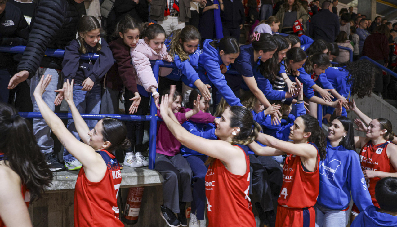 Las jugadoras de Maristas celebran con la grada tras certificar el primer puesto