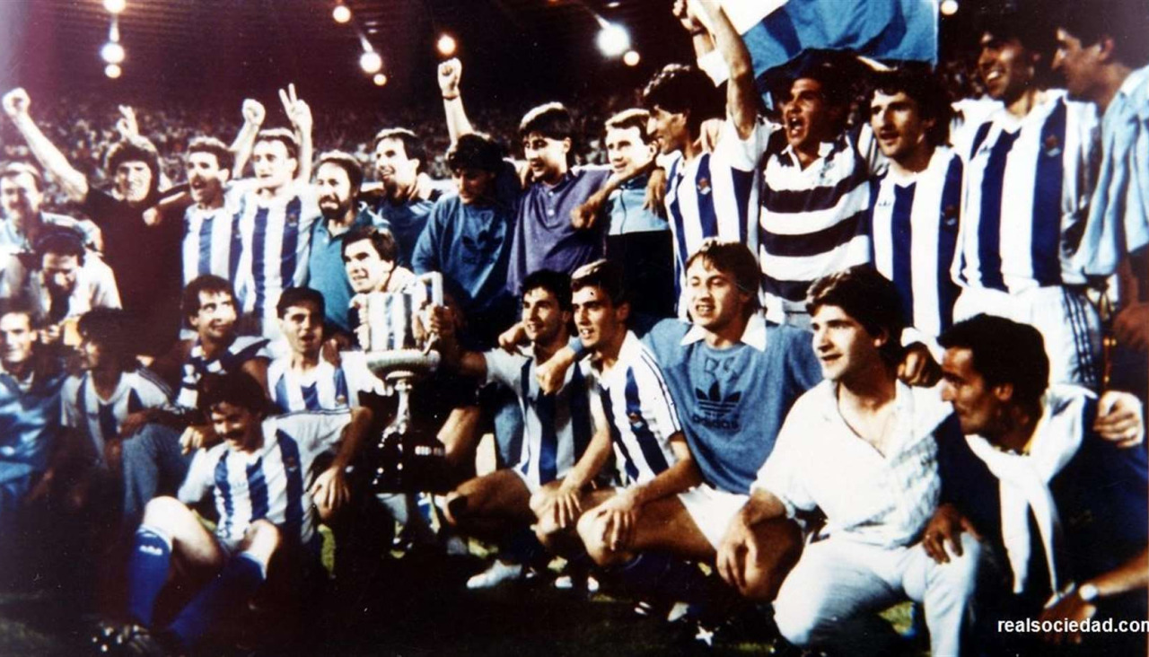 La Real Sociedad festeja el título de Copa de 1987 sobre el césped de La Romareda