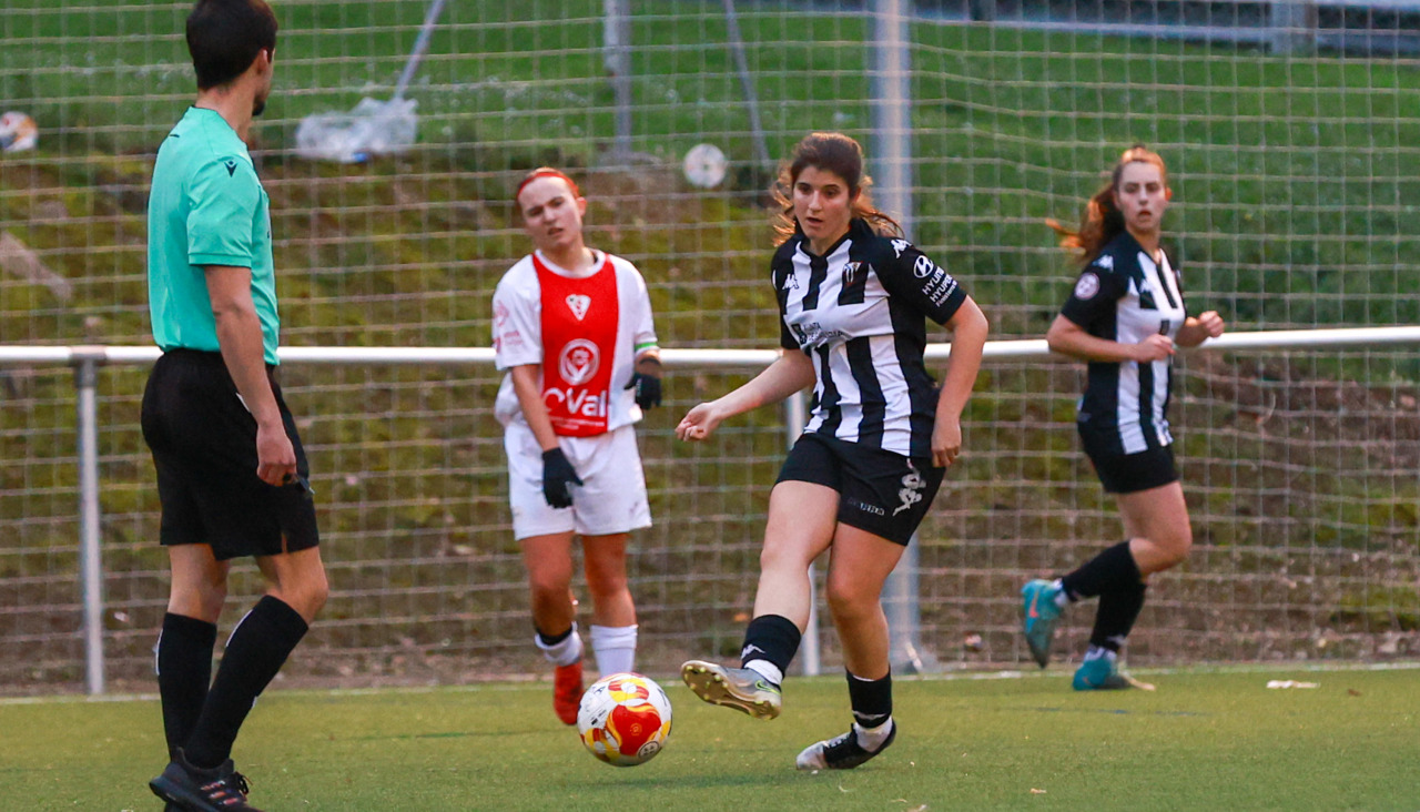 Nuria, jugadora del Victoria, durante el partido ante O Val del pasado mes de febrero