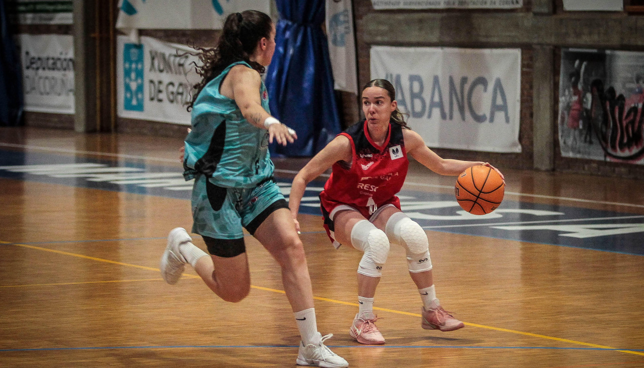 Nevena Dimitrijevic protege el balón ante la defensa de León