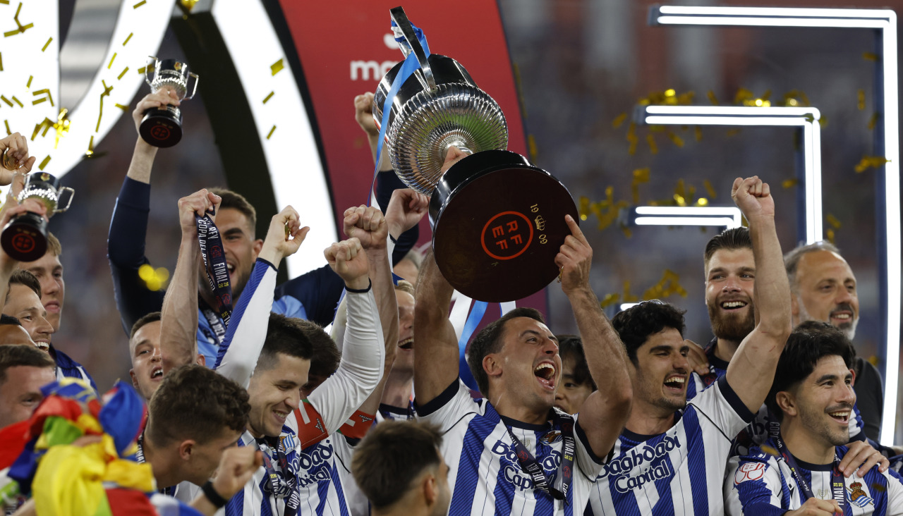 Los jugadores de la Real Sociedad celebran su victoria en la final de la Copa del Rey