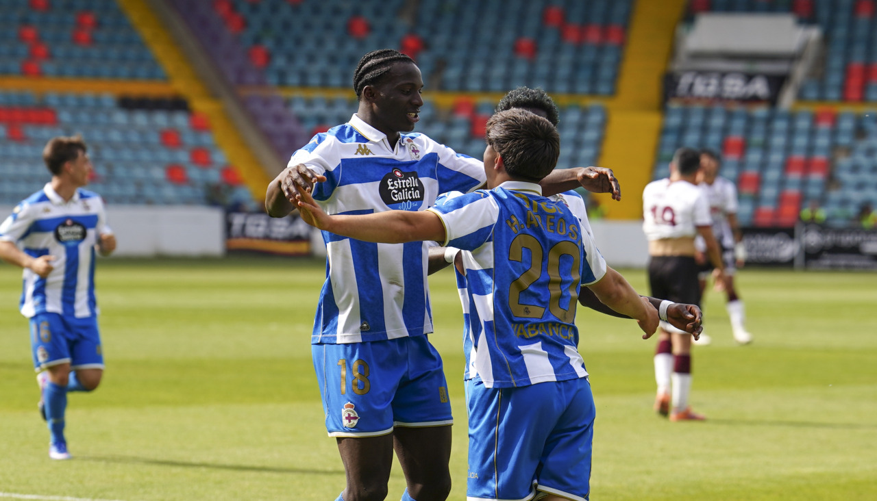 Areosa celebra su gol junto a Dipanda en el Helmántico