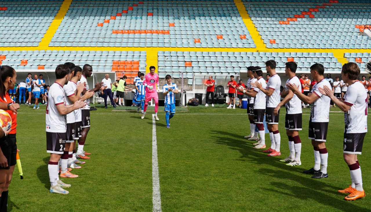 Los jugadores del Salamanca realizaron el pasillo al Fabril, campeón del Grupo 1 de Segunda Federación