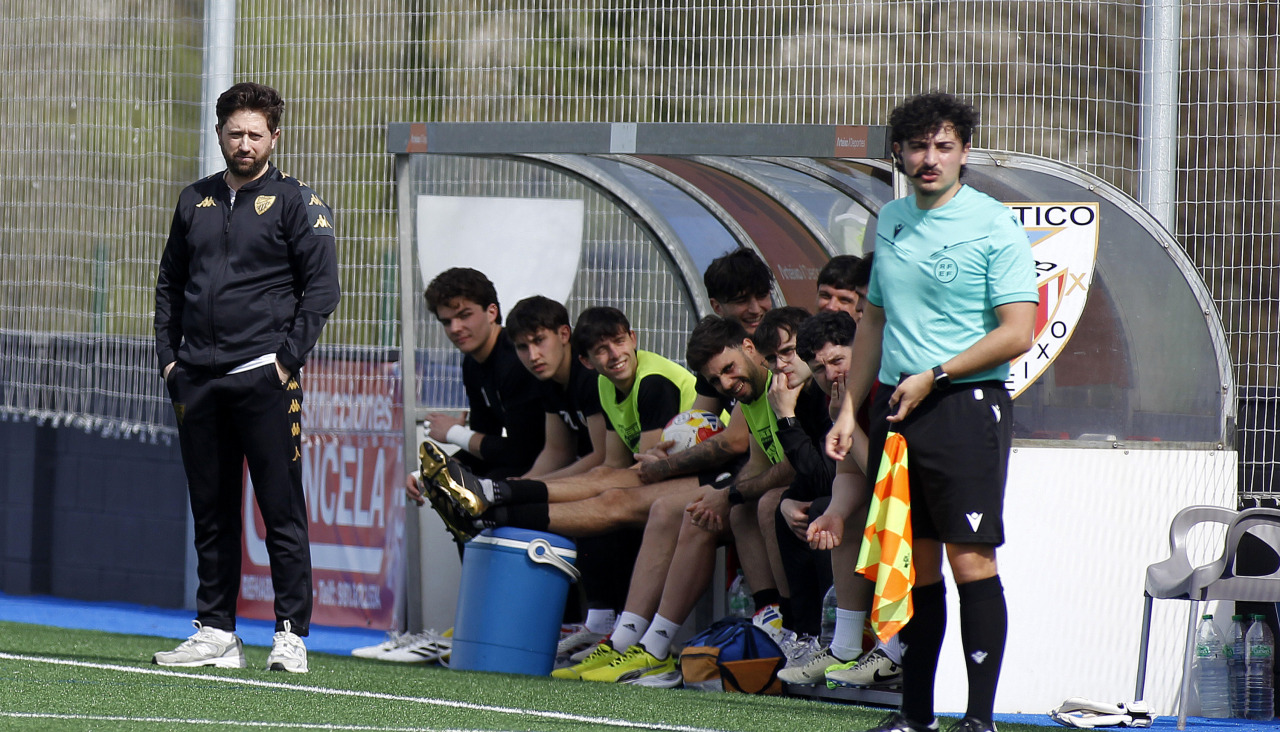Posi, entrenador del Arteixo, durante un partido de esta temporada