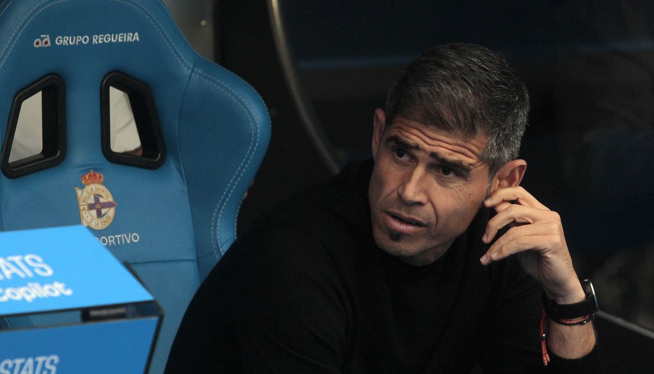 Antonio Hidalgo, en el banquillo de Riazor durante el Dépor-Mirandés