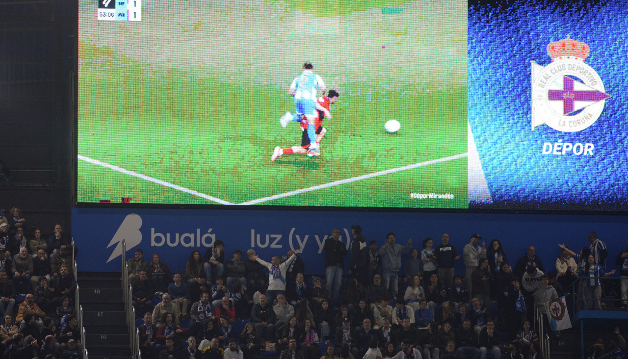 Imagen del VAR en el marcador de Riazor