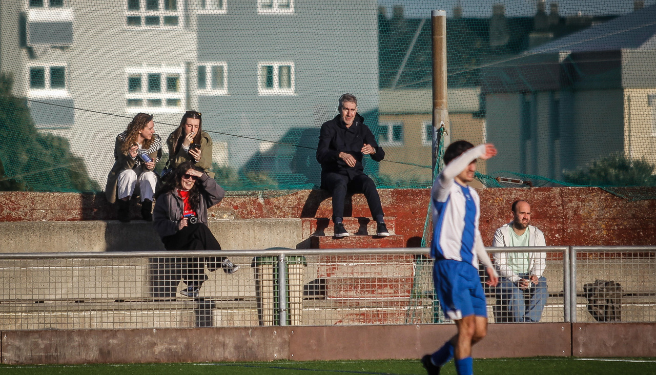 El Sporting Coruñés, durante un partido de Liga en la Ciudad Deportiva de A Torre