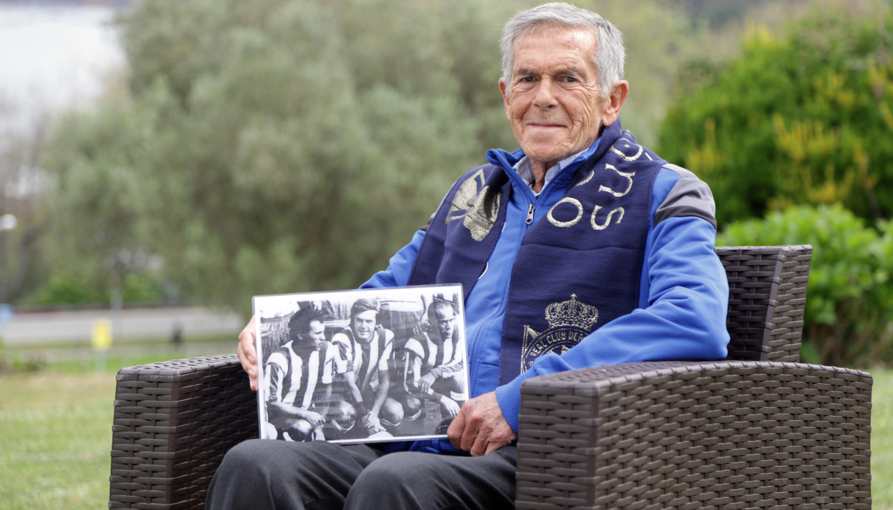 Juan Ramón Aldalur 'Chapela II', exjugador del Dépor, posa con una foto junto a Amancio y Luis Suárez
