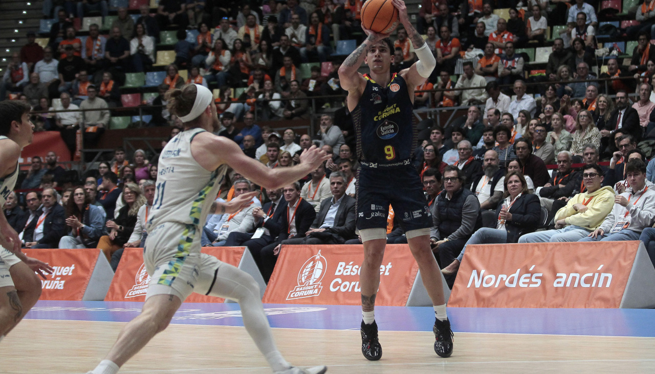 Caio Pacheco ejecuta uno de los 31 triples que el Leyma lanzó contra el Zamora