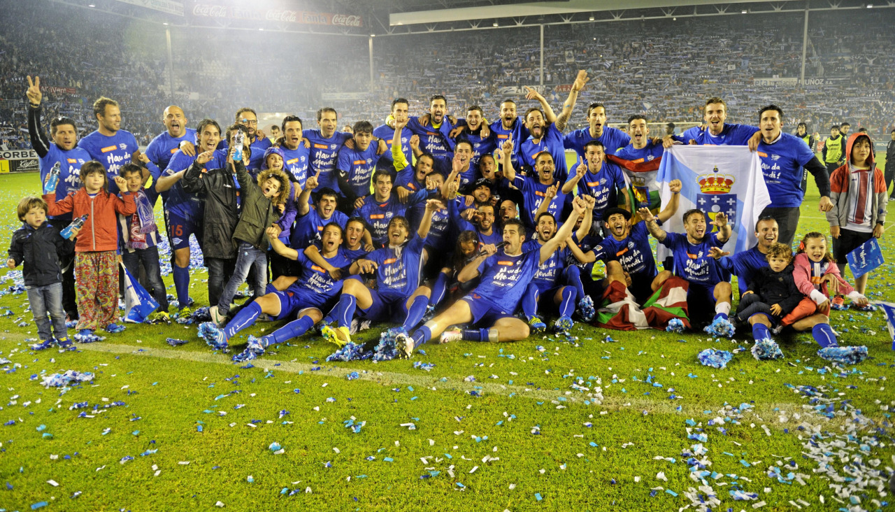 Plantilla, técnicos y familiares del Alavés celebran el ascenso a Primera tras ganar al Numancia (2-0) en la penúltima jornada de la temporada 2015-16, en la que a seis jornadas del final solo había cuatro puntos de distancia entre el segundo y el séptimo clasificados