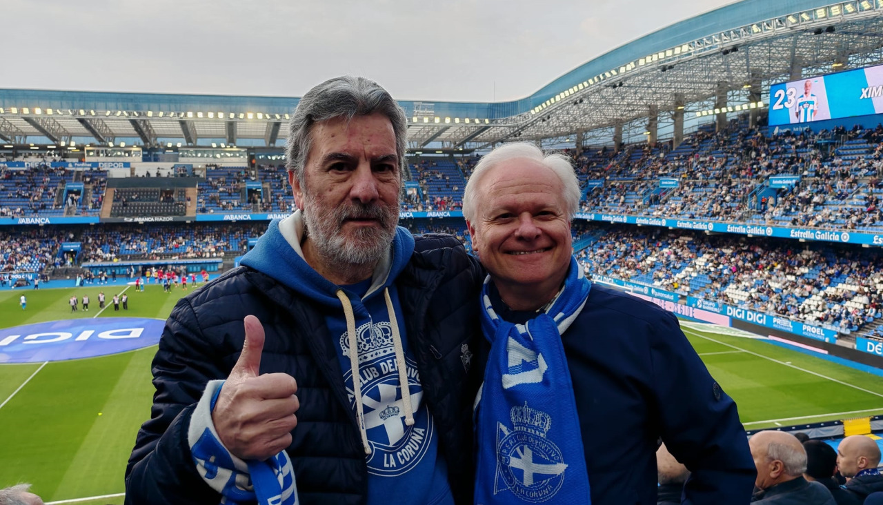Francisco Pose, a la derecha, con su compañero de asiento en Riazor Chema Palacios