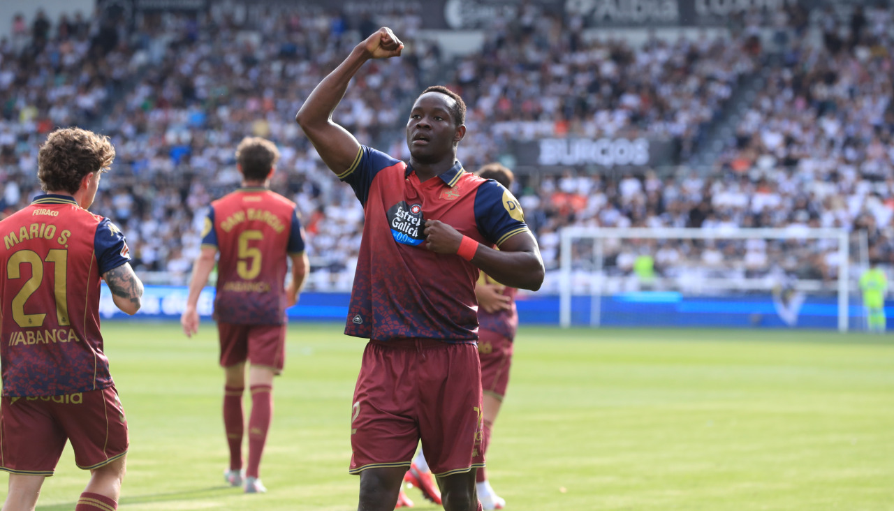 Bil Nsongo celebra el gol del Dépor
