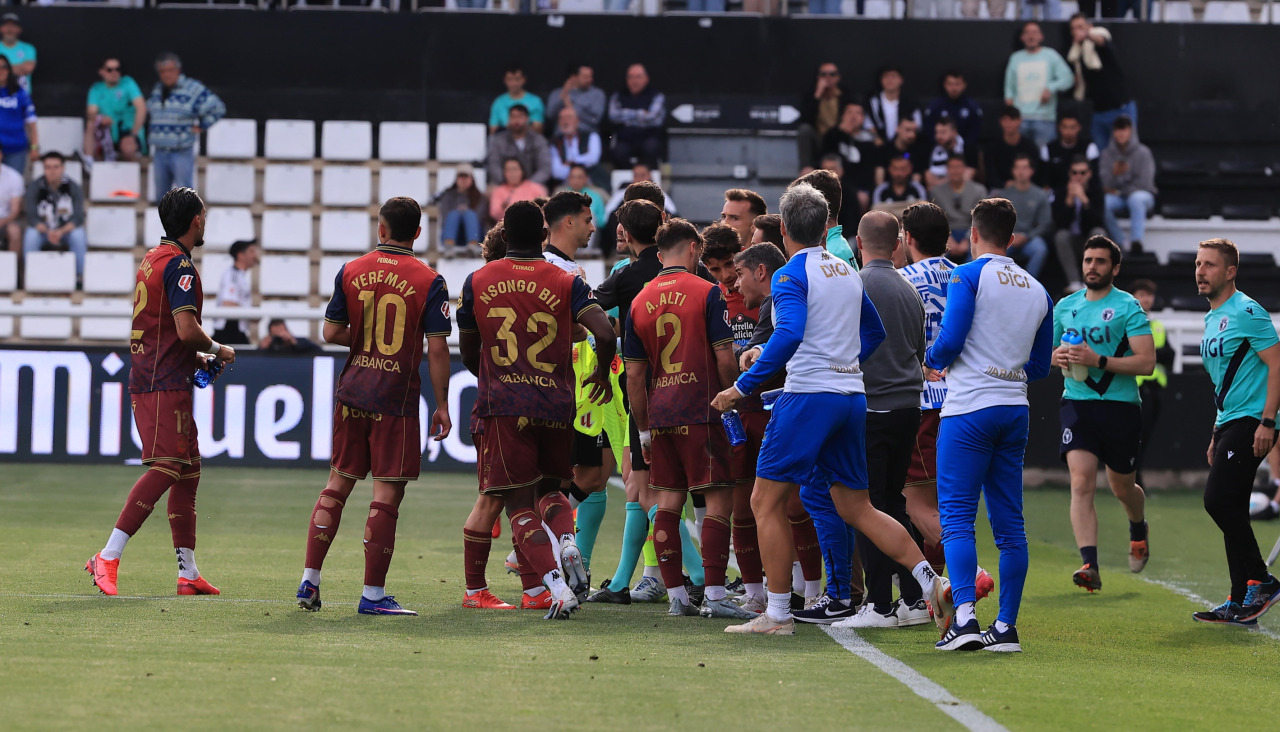 El partido ante el Burgos estuvo presidido por la tensión