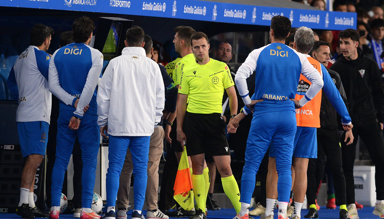 El equipo arbitral consulta el VAR en Riazor