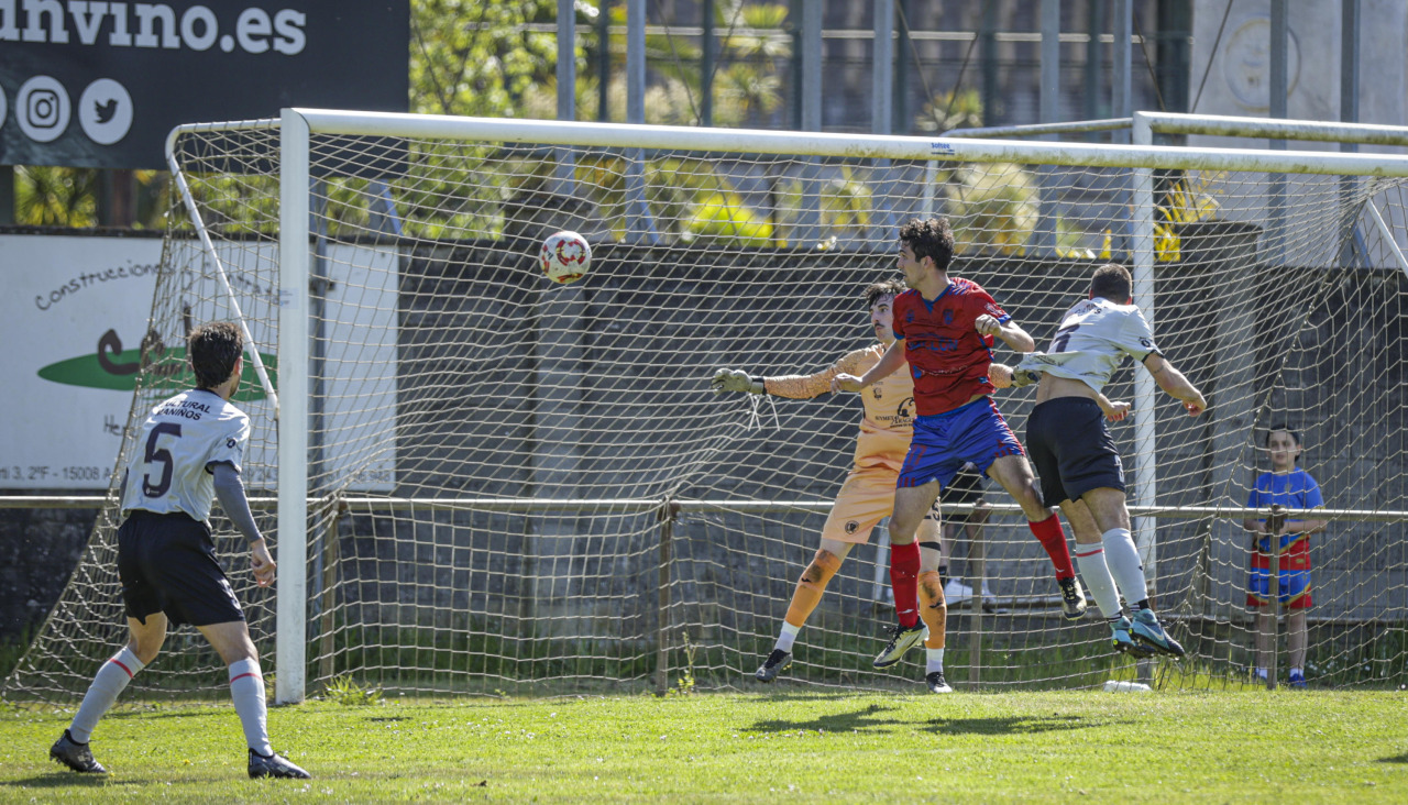 Una de las muchas ocasiones de gol para el Betanzos ante el Maniños