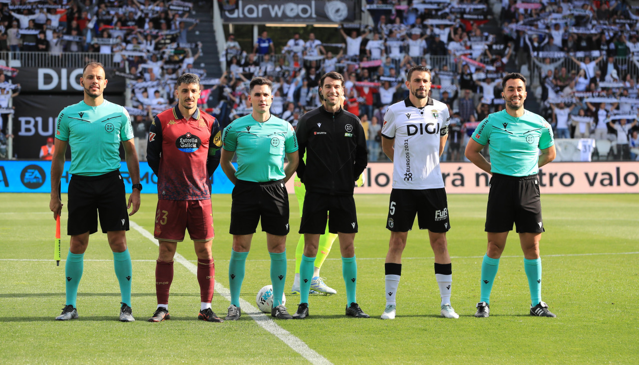 Capitanes y equipo arbitral posan antes del Burgos-Deportivo