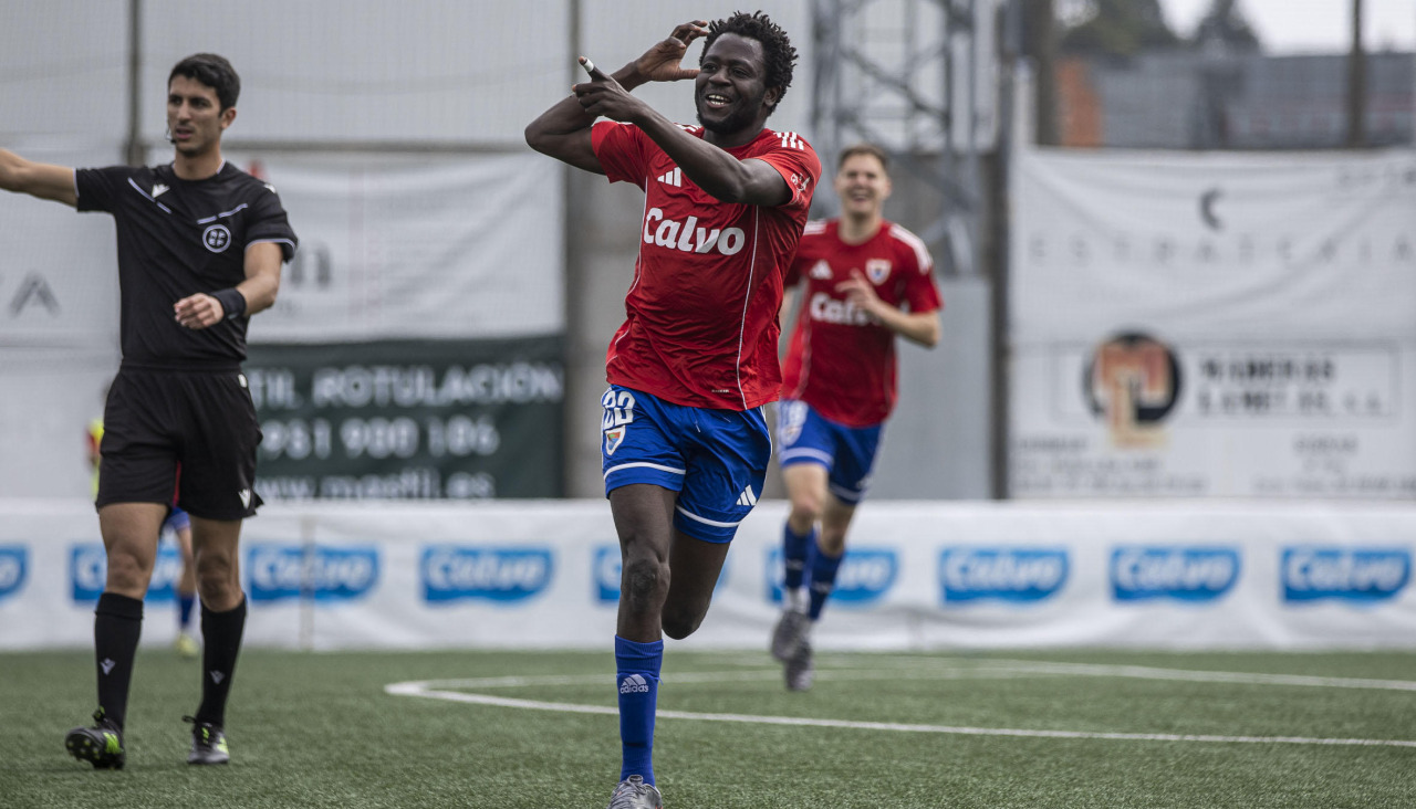 Tass, centrocampista del Bergantiños, celebra su gol ante la UD Ourense