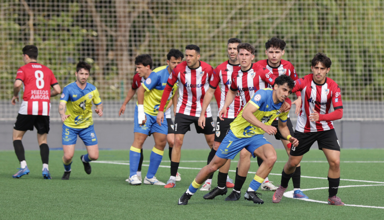 Acción a balón parado durante el Atlético Arteixo-Juventud Cambados del pasado sábado