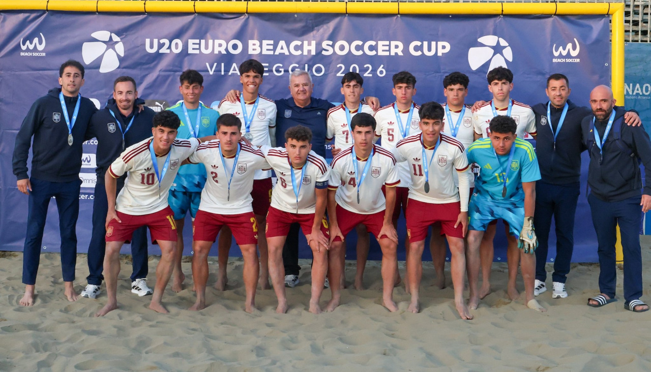 Fútbol playa sub-20 con los coruñeses Aitor Mato (arriba, 4º por la izquierda) y Jairo Riveiro (11)
