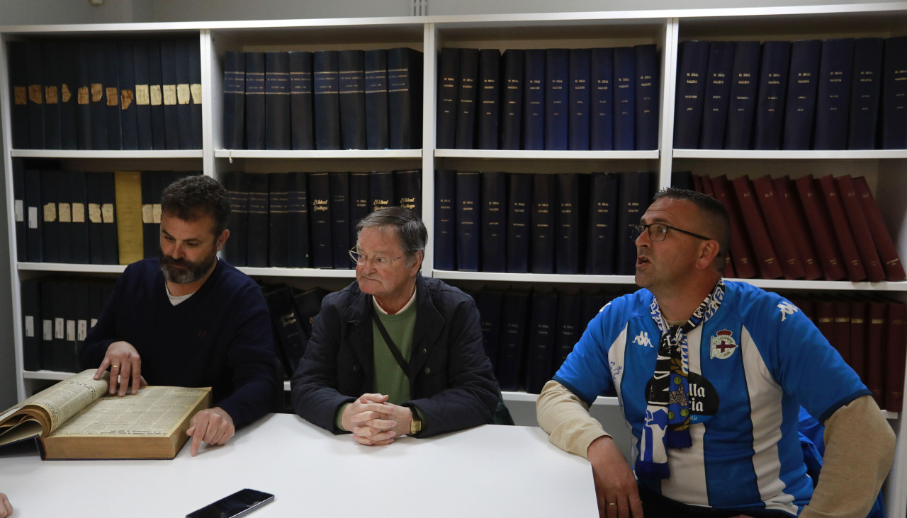Francisco Javier (i), José (c) y José Carlos (d), durante la entrevista en la redacción de DXT CampeónEntrevista en la redacción de dxt a una familia de aficionados del Deportivo, que suman 160 años de socios