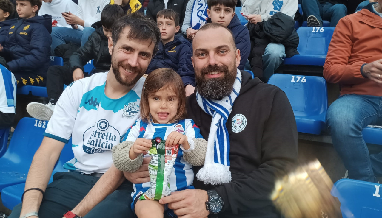 Borja Rey, a la derecha, con su cuñado Jano y su ahijada Uxía en Riazor