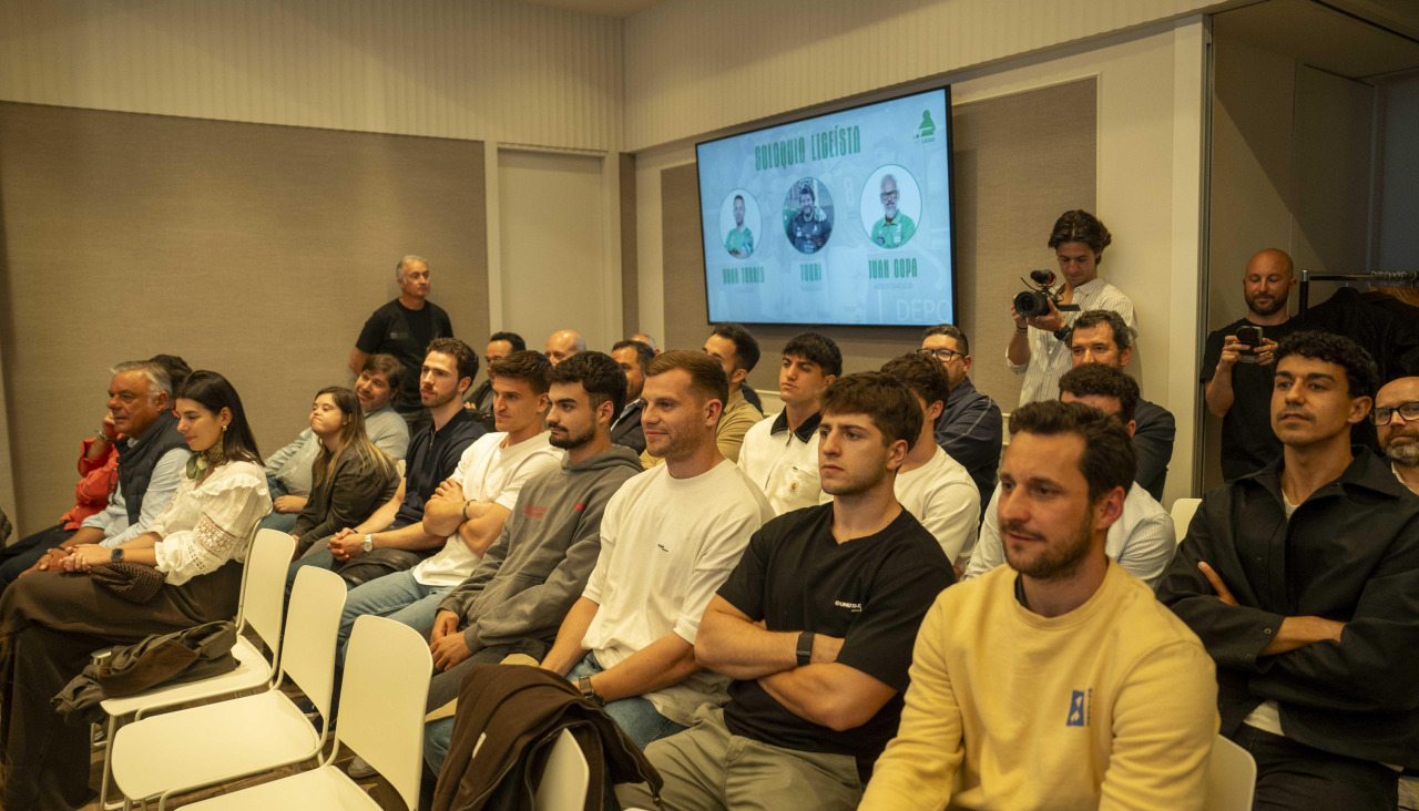 La plantilla del Liceo entre el público durante el acto de encuentro con los patrocinadores