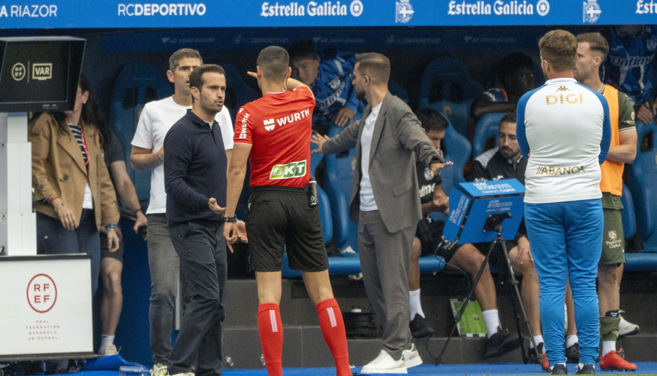 El colegiado del Dépor-Leganés con Hidalgo y su cuerpo técnico